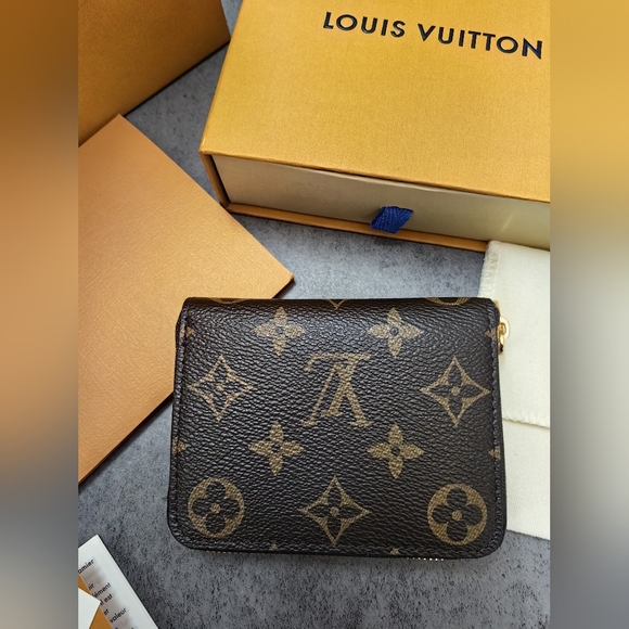 Louis Vuitton Monogram Zippy Coin Purse Wallet - Picture 2 of 13